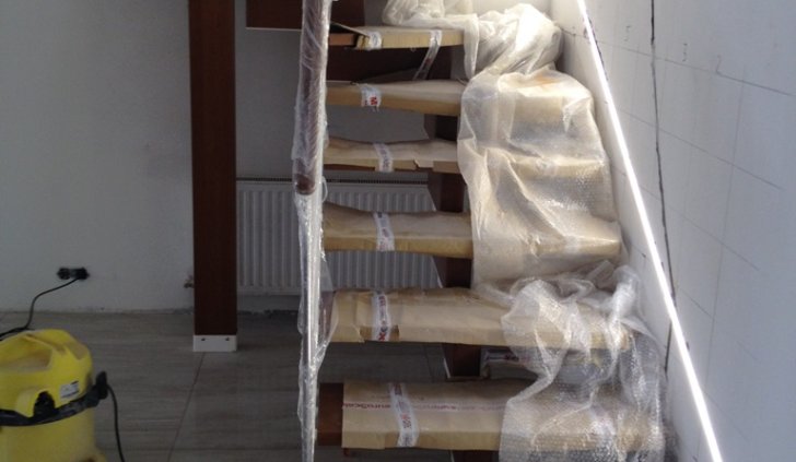 Подсветка лестницы светодиодной лентой в алюминиевом профиле, установленном на стену