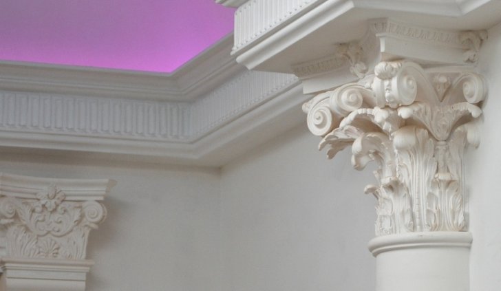 Светодиодная лента Arlight, установленная за карнизом из полиуретана