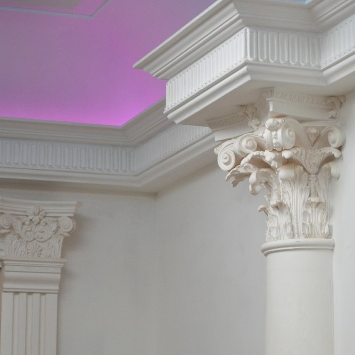 Светодиодная лента Arlight, установленная за карнизом из полиуретана