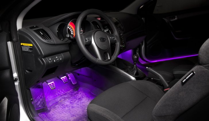 Подсветка нижней части салоны автомобиля и дверей светодиодной лентой