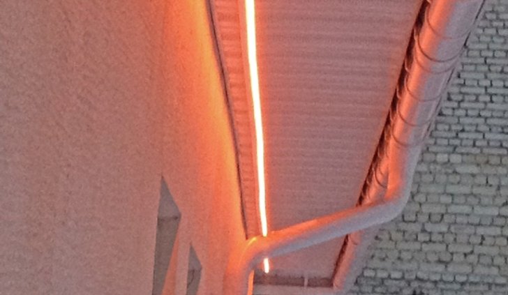 Герметичная светодиодная лента Arlight, установленная в алюминиевый профиль