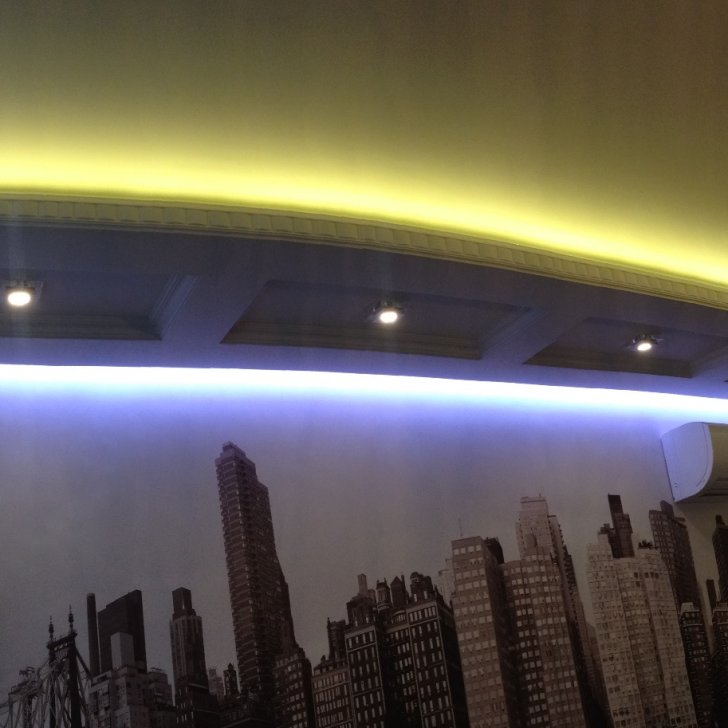 Закарнизная светодиодная подсветка потолка и стены с фотообоями в гостиной