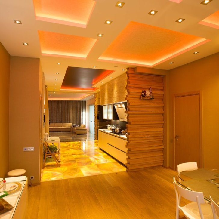 Сочетание многоцветной светодиодной ленты и светодиодных светильников в столовой