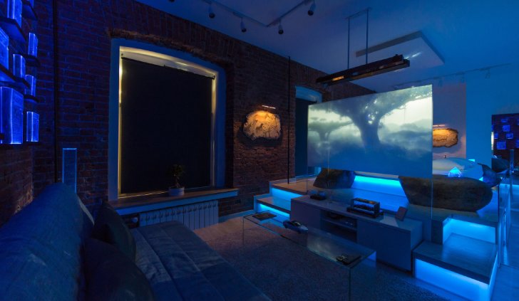 Светодиодная подсветка подиума спальной зоны и книжных полок