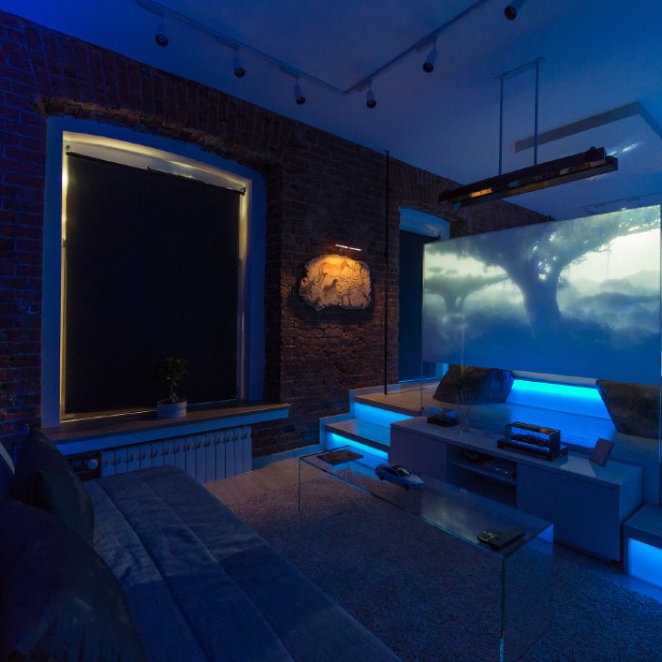 Светодиодная подсветка подиума спальной зоны и книжных полок