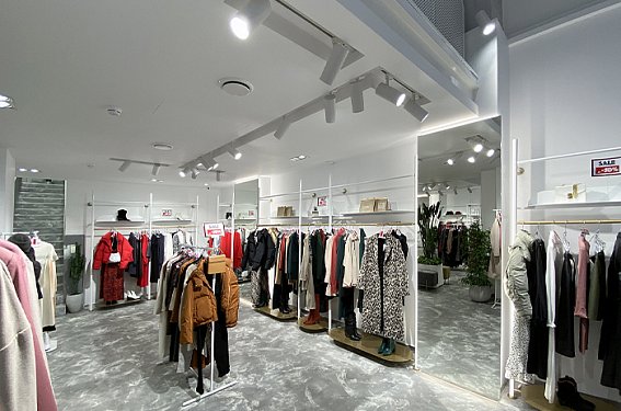 Освещение в магазине одежды