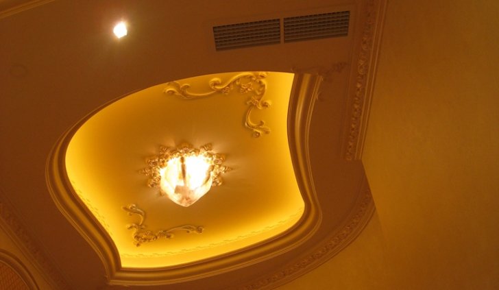 Светодиодное освещение комнаты светодиодной лентой Arlight, установленной за полиуретановыми карнизами