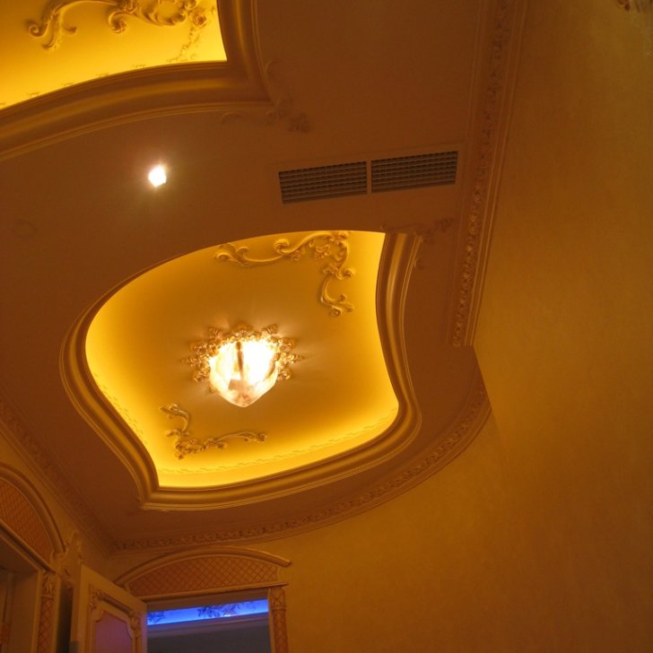 Светодиодное освещение комнаты светодиодной лентой Arlight, установленной за полиуретановыми карнизами