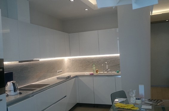 Сочетание декоративной и функциональной светодиодной подсветки в квартире