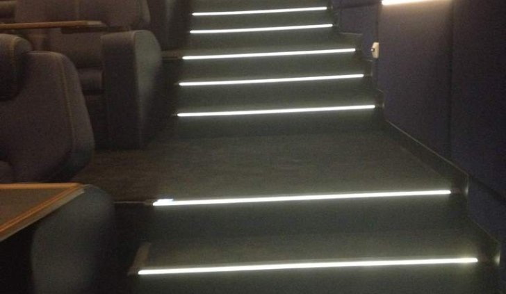 Подсветка ступеней на основе алюминиевого профиля и установленной в него светодиодной ленты Arlight