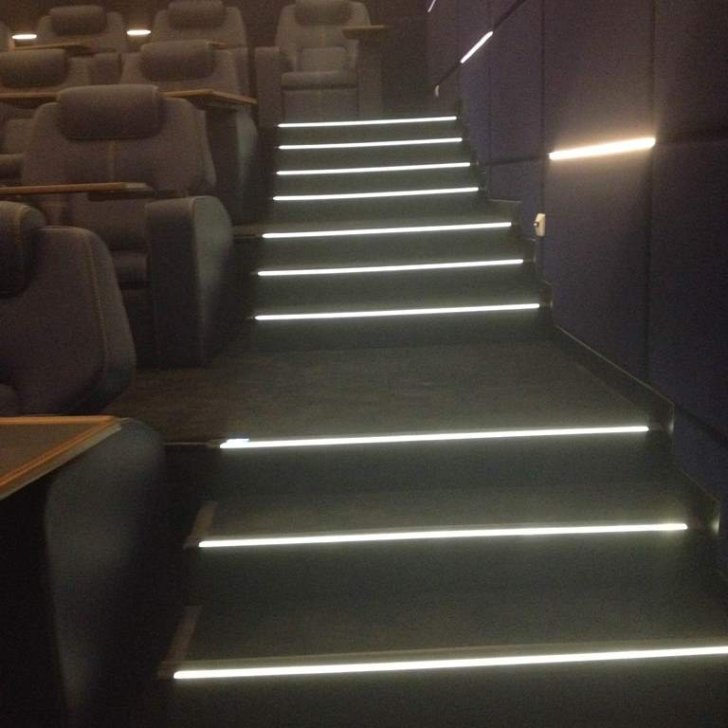 Подсветка ступеней на основе алюминиевого профиля и установленной в него светодиодной ленты Arlight