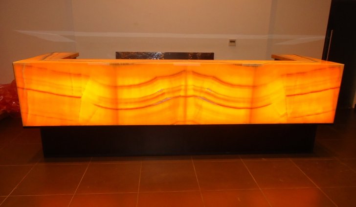 Стойка ресепшена из оникса со светодиодной подсветкой