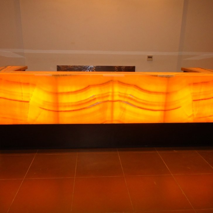 Стойка ресепшена из оникса со светодиодной подсветкой