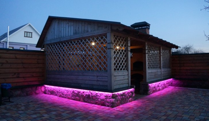 Многоцветная светодиодная подсветка фасада здания