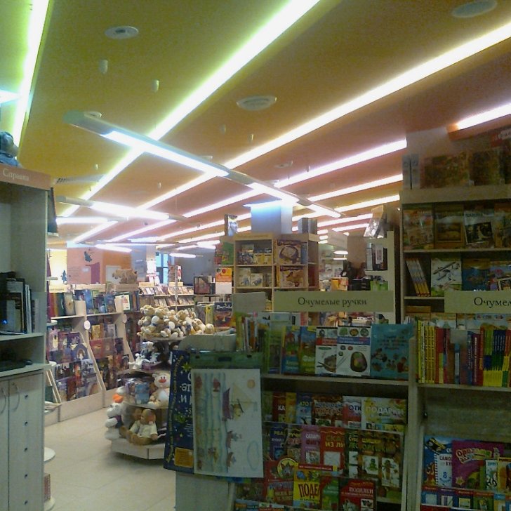 Светодиодная лента Arlight в подсветке потолка из гипсокартона в торговом зале