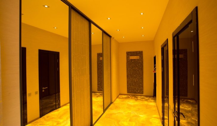 Подсветка пола из оникса со светодиодной лентой Arlight в коридоре