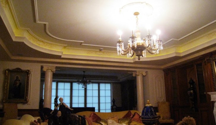 освещение гостиной люстрой и закарнизной светодиодной подсветкой