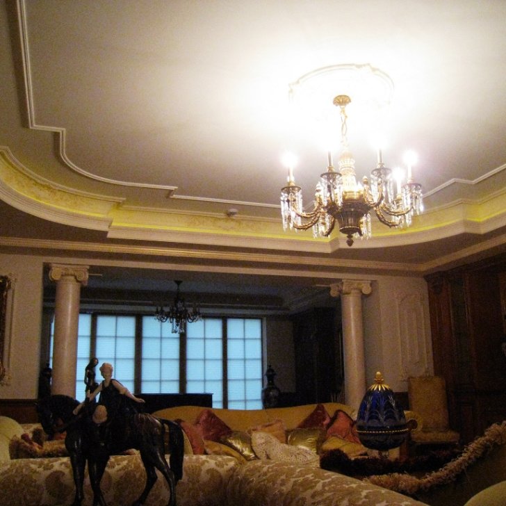 освещение гостиной люстрой и закарнизной светодиодной подсветкой