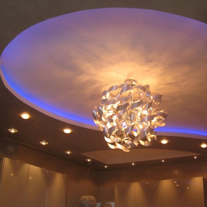 Многоцветная светодиодная подсветка потолочного карниза из гипсокартона в сочетании с люстрой и точечными светильниками