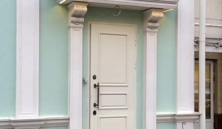 Светодиодная подсветка козырька над входом в здание