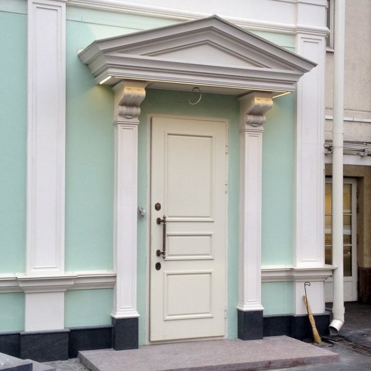 Светодиодная подсветка козырька над входом в здание