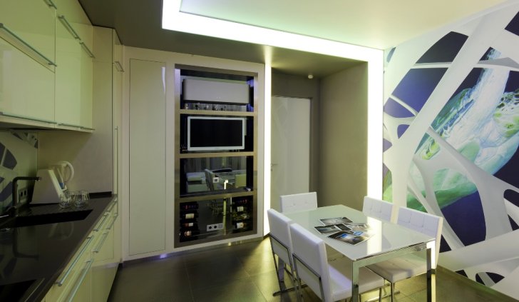 Светодиодное освещение кухни световыми линиями (светодиодная лента за матовым светопропускающим пластиком)