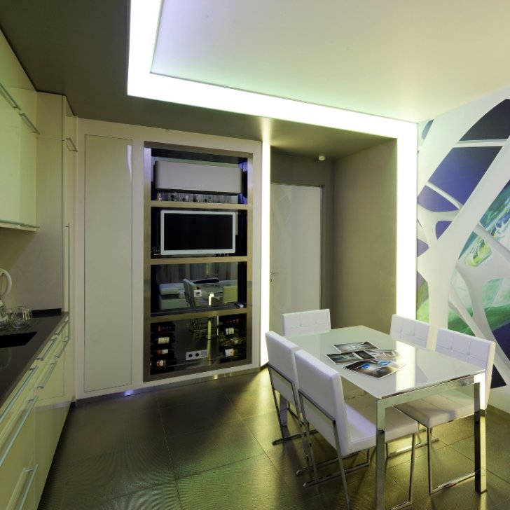 Светодиодное освещение кухни световыми линиями (светодиодная лента за матовым светопропускающим пластиком)