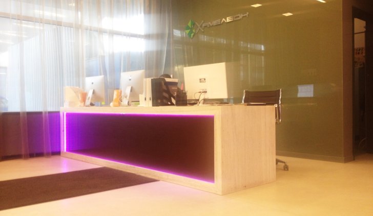 Оформление стойки информации светодиодной многоцветной подсветкой