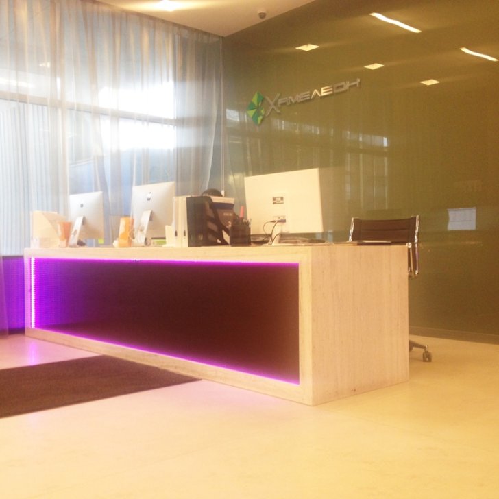 Оформление стойки информации светодиодной многоцветной подсветкой