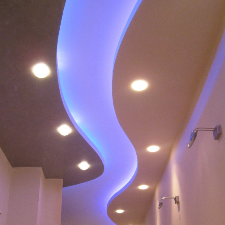 Закарнизная светодиодная подсветка RGB в коридоре