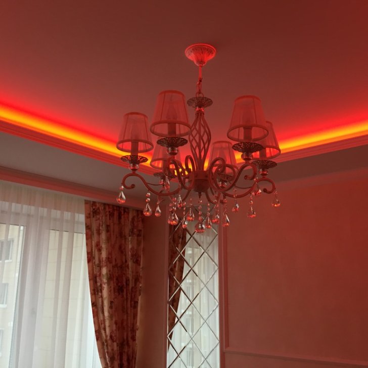 Многоцветная светодиодная подсветка гостиной