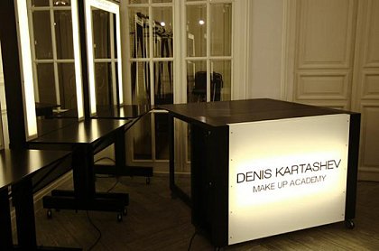 Мобильный раскладной стол для косметики