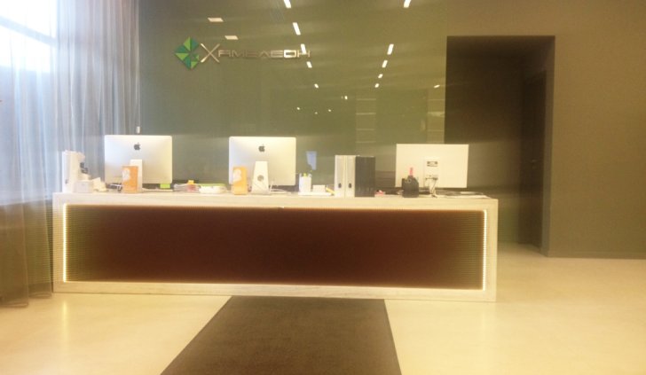 Светодиодная многоцветная подсветка стойки ресепшена