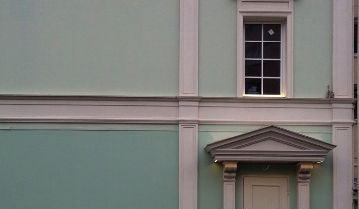 Светодиодная подсветка фасада, окон и входа здания