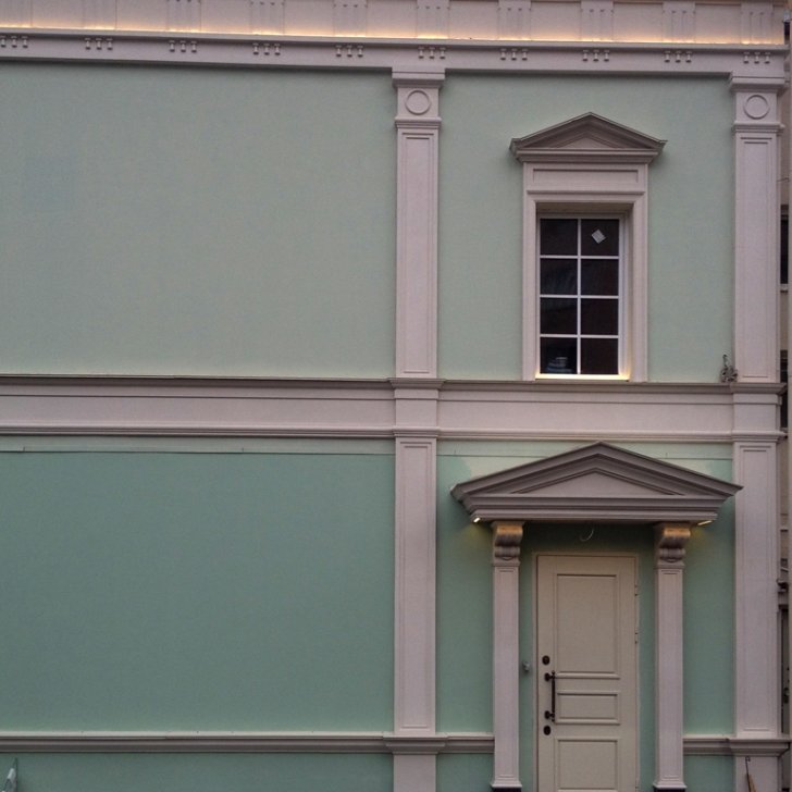 Светодиодная подсветка фасада, окон и входа здания