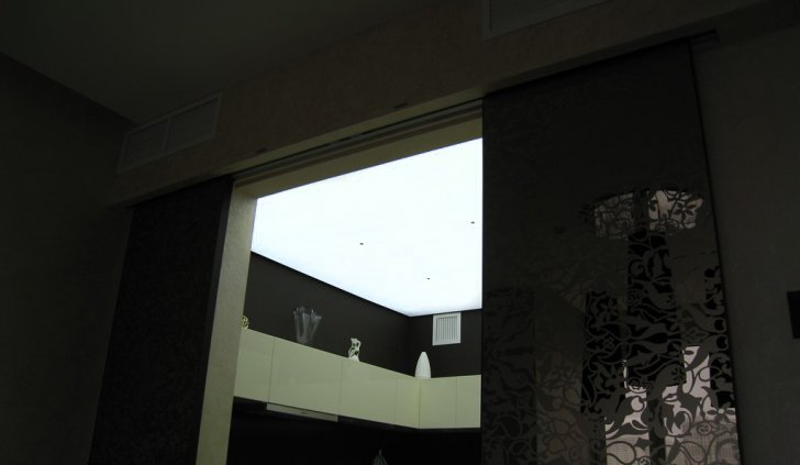 Светопропускающий потолок на кухне