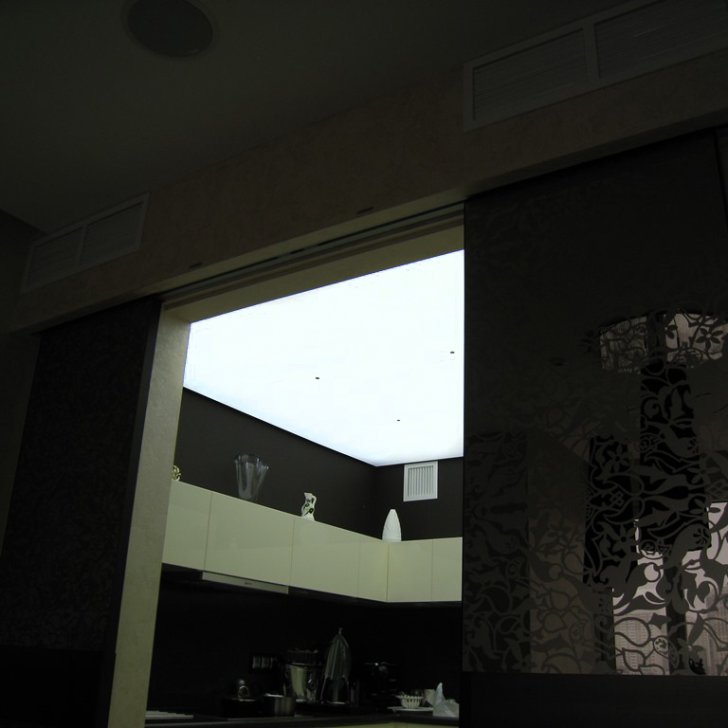 Светопропускающий потолок на кухне