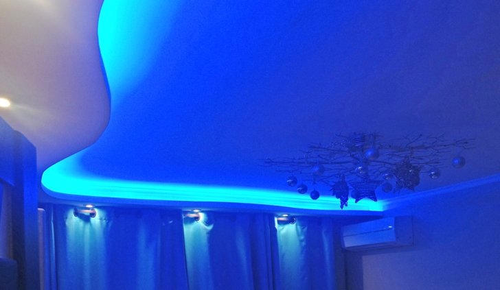 Закарнизная светодиодная подсветка в спальне