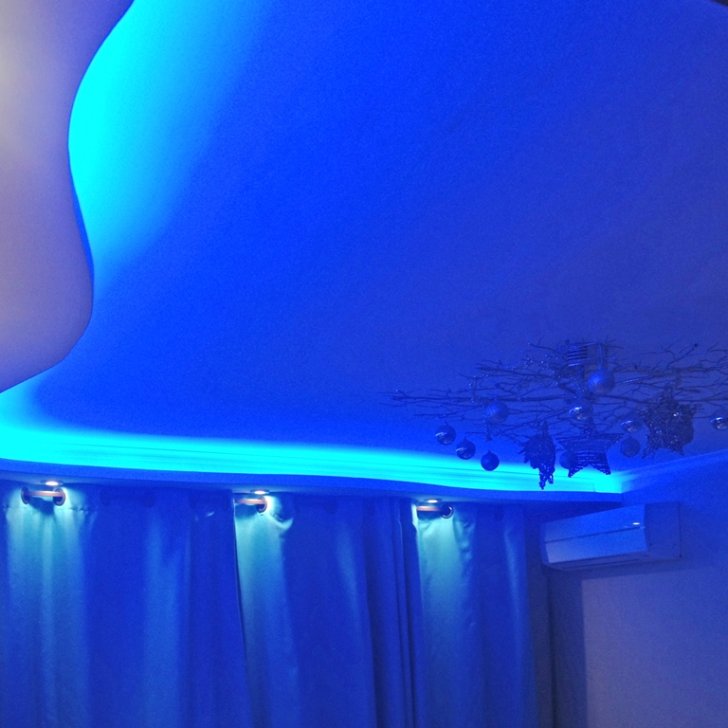 Закарнизная светодиодная подсветка в спальне