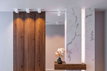 Контраст, текстуры и свет в классической прихожей