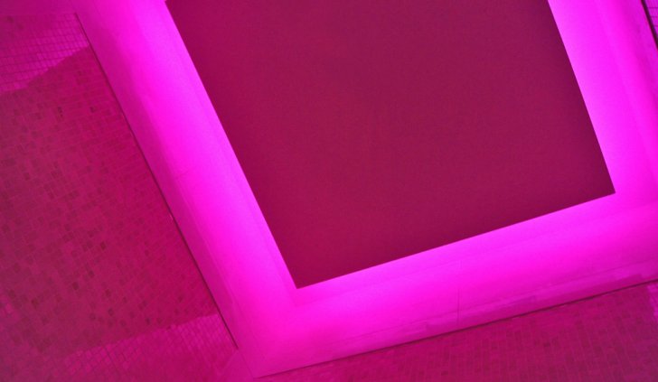 Душевая с многоцветным светодиодным освещением