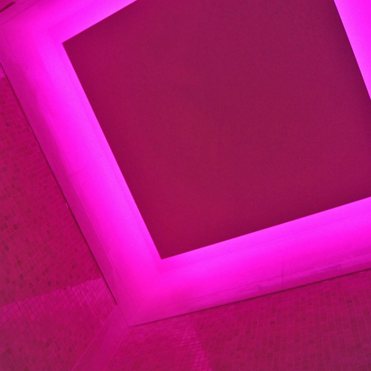 Душевая с многоцветным светодиодным освещением