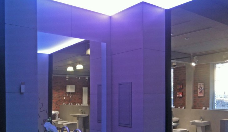 Потолок со светодиодным освещением в санузле
