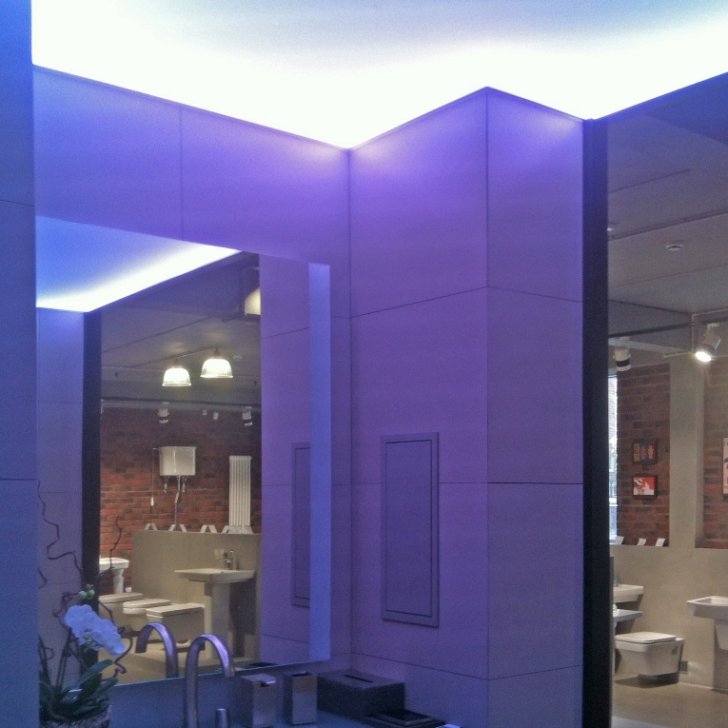 Потолок со светодиодным освещением в санузле