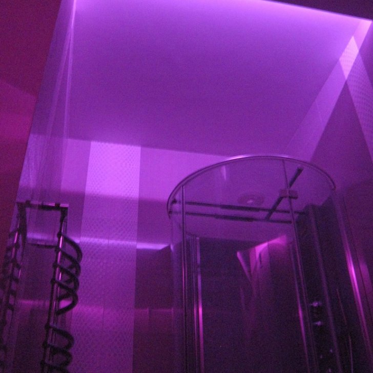 Освещение светодиодной лентой Arlight в душевой