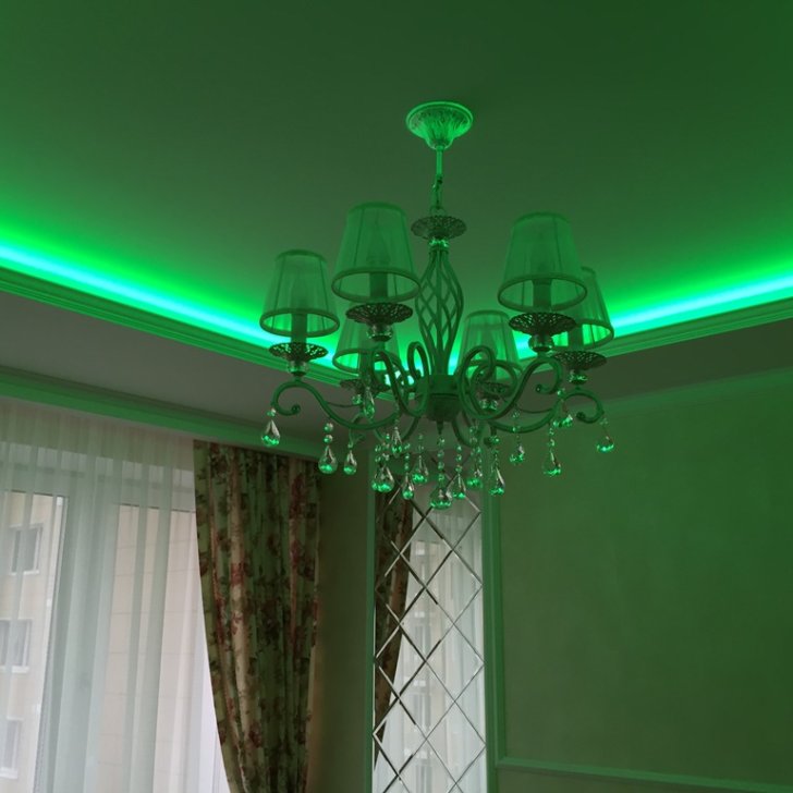 Закарнизная многоцветная подсветка в гостиной