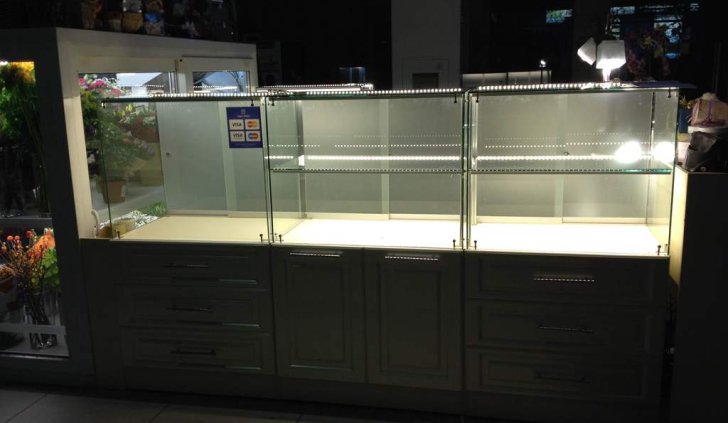 Светодиодное освещение стеклянных полок витрины