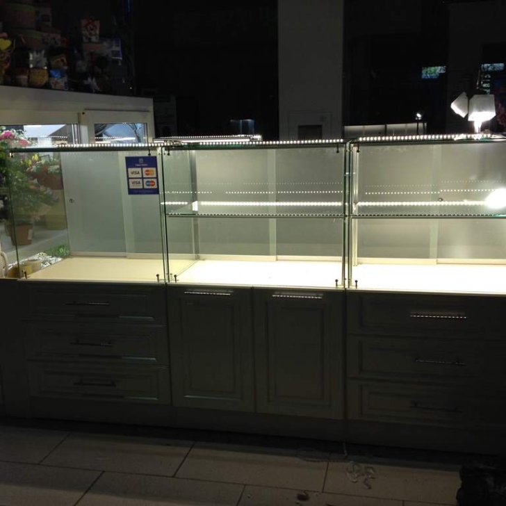 Светодиодное освещение стеклянных полок витрины