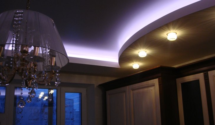 Закарнизная многоцветная подсветка на кухне светодиодной RGB лентой Arlight