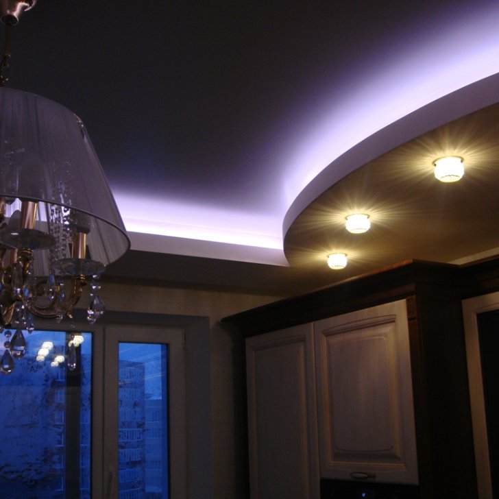 Закарнизная многоцветная подсветка на кухне светодиодной RGB лентой Arlight